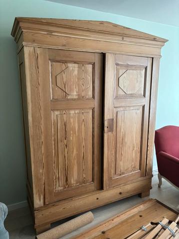 Brocante grenen kleerkast beschikbaar voor biedingen
