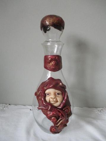 Decoratieve glazen fles beschikbaar voor biedingen
