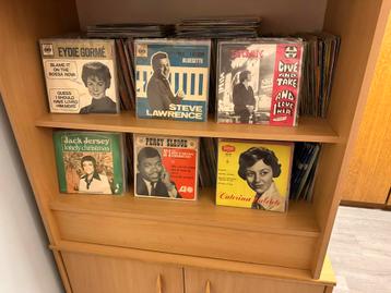 Collection de vinyles vieux de 55 ans à vendre.
