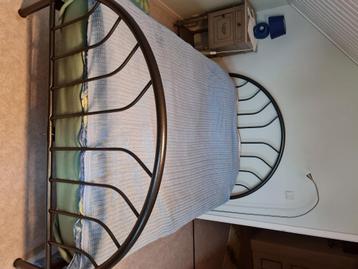 anderhalf bed met matras — stevig en comfortabel beschikbaar voor biedingen
