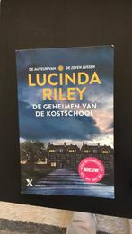 Lucinda Riley - De geheimen van de kostschool, Lucinda Riley, Ophalen of Verzenden, Zo goed als nieuw