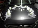 Decoratie (2x) witte ivoorkleurige bloemen voor trouwauto, Ophalen of Verzenden, Nieuw, Versiering