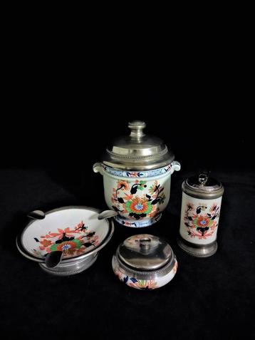 Vierdelig Rokers Set in Frans Porselein en Tin beschikbaar voor biedingen