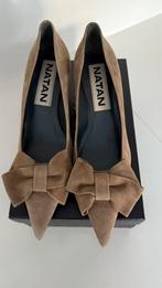 Geklede damespump NATAN beige nubuck - mt 39,5 - ALS NIEUW!, Kleding | Dames, Pumps, Beige, Nieuw, Ophalen of Verzenden