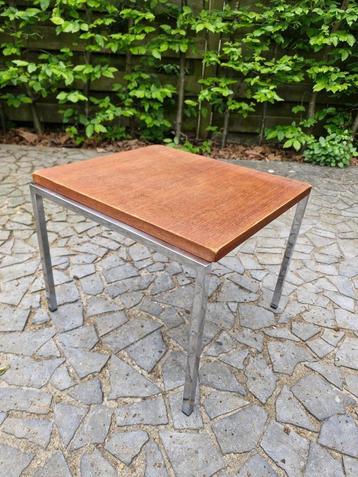 Vintage bijzettafeltje  beschikbaar voor biedingen