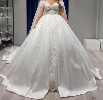 Robe de mariée élégante en satin, portée comme neuve, Enlèvement, Comme neuf