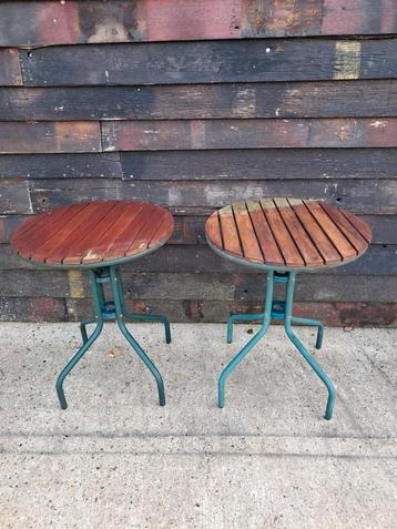Tuintafel / bistrotafel met houten blad en metalen onderstel beschikbaar voor biedingen