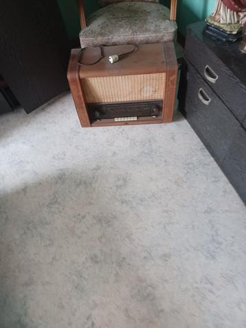 Vintage radio beschikbaar voor biedingen