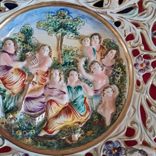 Geperforeerde keramische wandplaat - putti CAPODIMONTE vinta, Antiek en Kunst, Antiek | Wandborden en Tegels