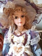 RF Collection - porseleinen pop in paars-blauwe jurk, Ophalen of Verzenden, Zo goed als nieuw, Overige typen