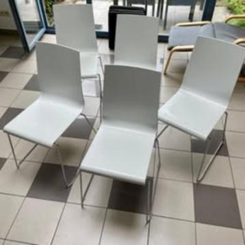 Chaises blanches 'Kuadra' Pedrali beschikbaar voor biedingen