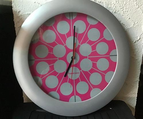 Horloge murale Tupperware de 35 cm de diamètre., Maison & Meubles, Accessoires pour la Maison | Horloges, Comme neuf, Horloge murale