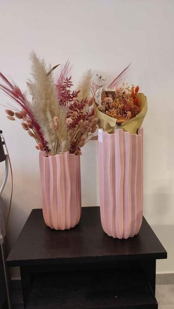 Set roze porseleinen vazen  (incl. droogbloemen)