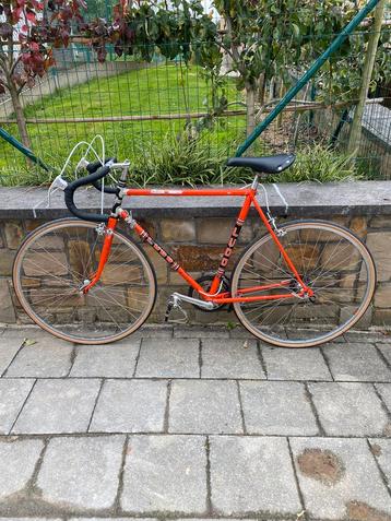 Oranje retro koersfiets beschikbaar voor biedingen