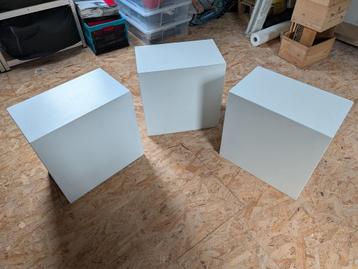 witte sokkels (3 identieke stuks) beschikbaar voor biedingen