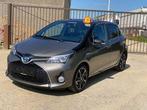 Toyota Yaris 1.5i VVT-i Hybrid C. and pack Two-Tone E, Auto's, Automaat, 1497 cc, Bruin, Overige brandstoffen