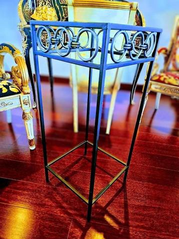 Bijzettafel in smeedijzer en geslepen glas. beschikbaar voor biedingen