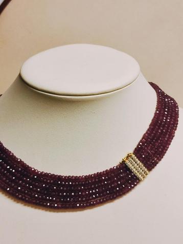 Collier met natuurlijke robijnen en gouden slot met diamante beschikbaar voor biedingen
