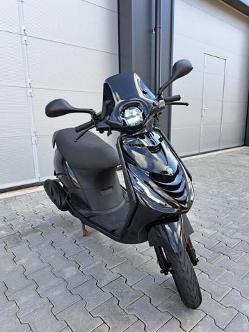 Piaggio Zip 4T Scooter Glans Zwart LED (Klasse B 45km/u)