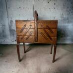 Vintage uitklapbare houten geriefkast / naaikist op pootjes, Antiek en Kunst, Antiek | Naaimachines, Ophalen of Verzenden