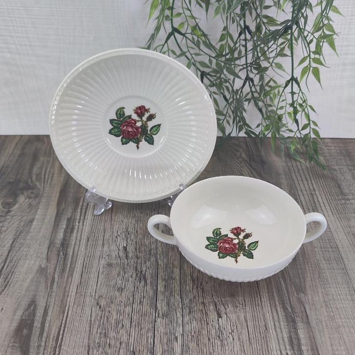 Wedgwood Moss Rose Soepkom met schotel, Antiek en Kunst, Antiek | Servies los, Ophalen of Verzenden