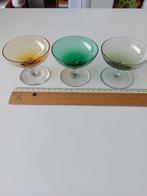 3 verres colorés sur un pied à 0,50€ le  verre, Autres types, Enlèvement, Utilisé
