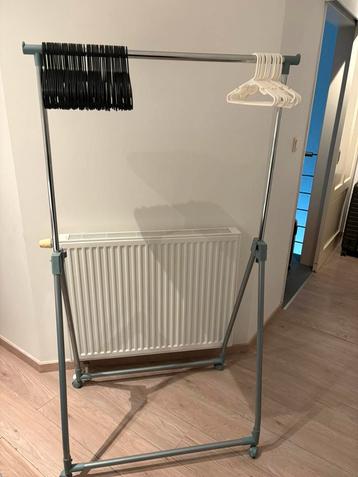 Kledingrek beschikbaar voor biedingen