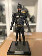 Batman begins dark knight rises trilogie dx02 hot toys bale, Verzamelen, Ophalen of Verzenden, Zo goed als nieuw, Film, Actiefiguur of Pop