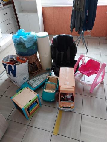 Jouets, siège auto, poubelle à couches,... disponible aux enchères