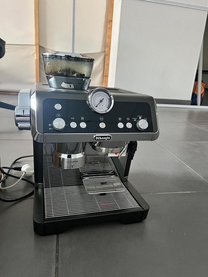 Machine à expresso DE LONGHI La Specialista, Electroménager, Cafetières, Comme neuf, Café en grains, Machine à espresso, 2 à 4 tasses