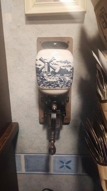 Vintage delft koffiemolen in prima staat met glazen bakje beschikbaar voor biedingen