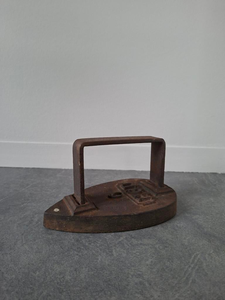 Oude antieke strijkijzer., Verzenden