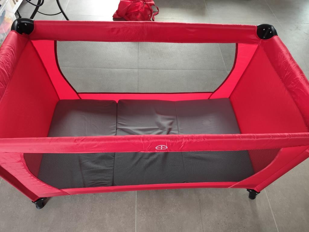 Rood reisbedje met matras in opberghoezen, Enlèvement