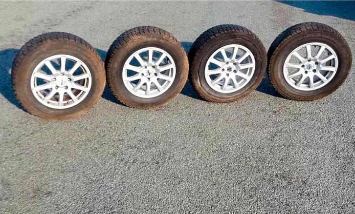 Belles jantes en alliage pour Toyota avec pneus 215/70-16, Autos : Pièces & Accessoires, Pneus & Jantes, Jante(s), Pneus hiver