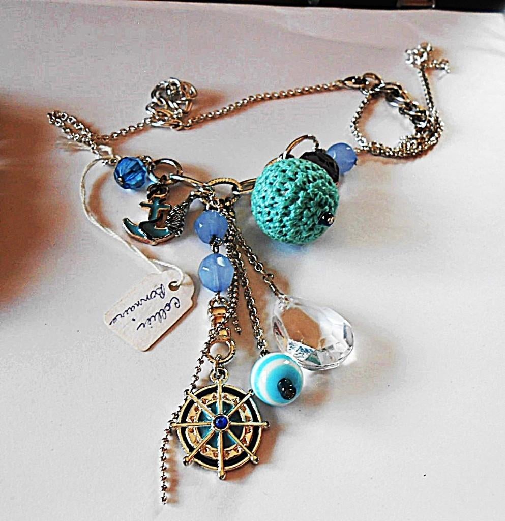 AVON : Beau collier , agréable à porter, Bijoux, Sacs & Beauté, Colliers, Enlèvement ou Envoi, Neuf, Bleu, Argent