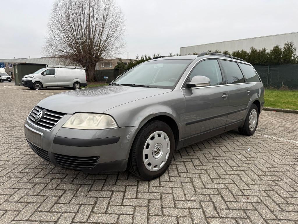 Volkswagen Passat 1.6 benzine bj 2004 108000 km, Auto's, Voorwielaandrijving, Stof, Zwart, 4 cilinders