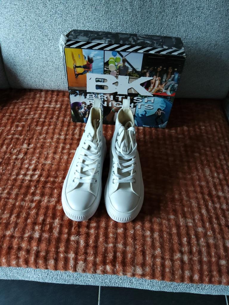 Mooi paar dames schoenen, Ophalen