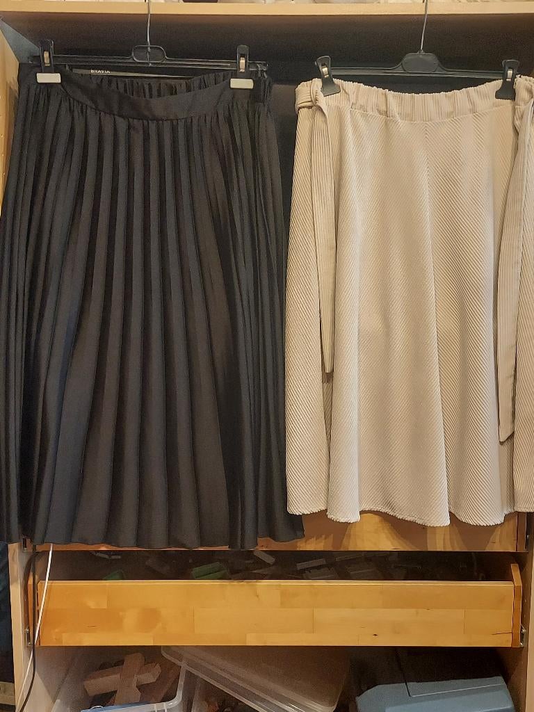 Rokjes, kleedjes, blousjes, gilets, geklede zwarte broeken e, Kleding | Dames, Broeken en Pantalons, Ophalen of Verzenden, Zo goed als nieuw