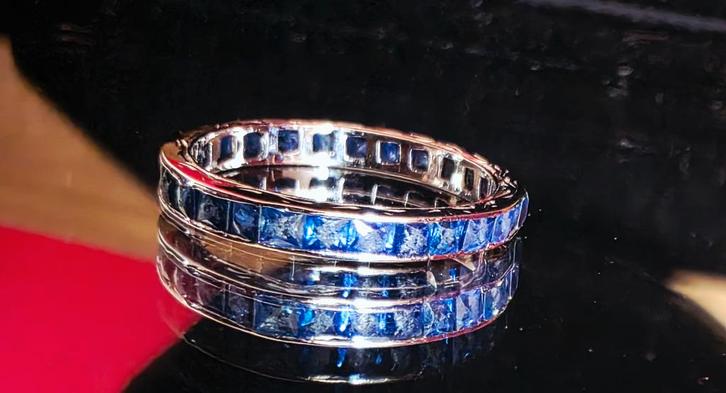 Eternity platinum ring met saffieren, Handtassen en Accessoires, Ringen, Gebruikt, Dame of Heer, Blauw, Overige materialen, Met edelsteen