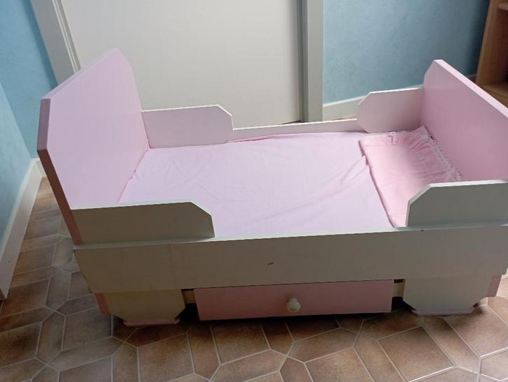 Un lit de poupée robuste fait maison, agréable et amusant !, Enfants & Bébés, Jouets | Poupées, Neuf, Enlèvement