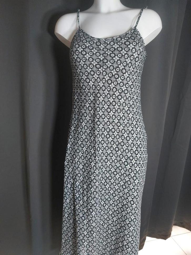 Robe noire et blanche Promod, Kleding | Dames, Jurken, Zo goed als nieuw, Maat 38/40 (M), Zwart, Onder de knie, Ophalen of Verzenden