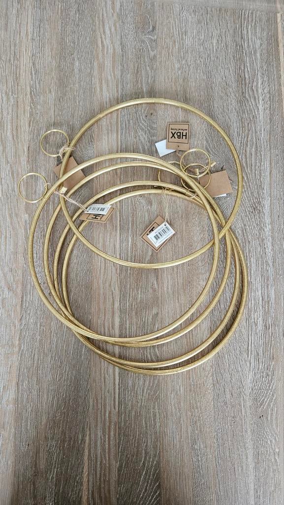 5 gouden decoratie ringen, Ophalen