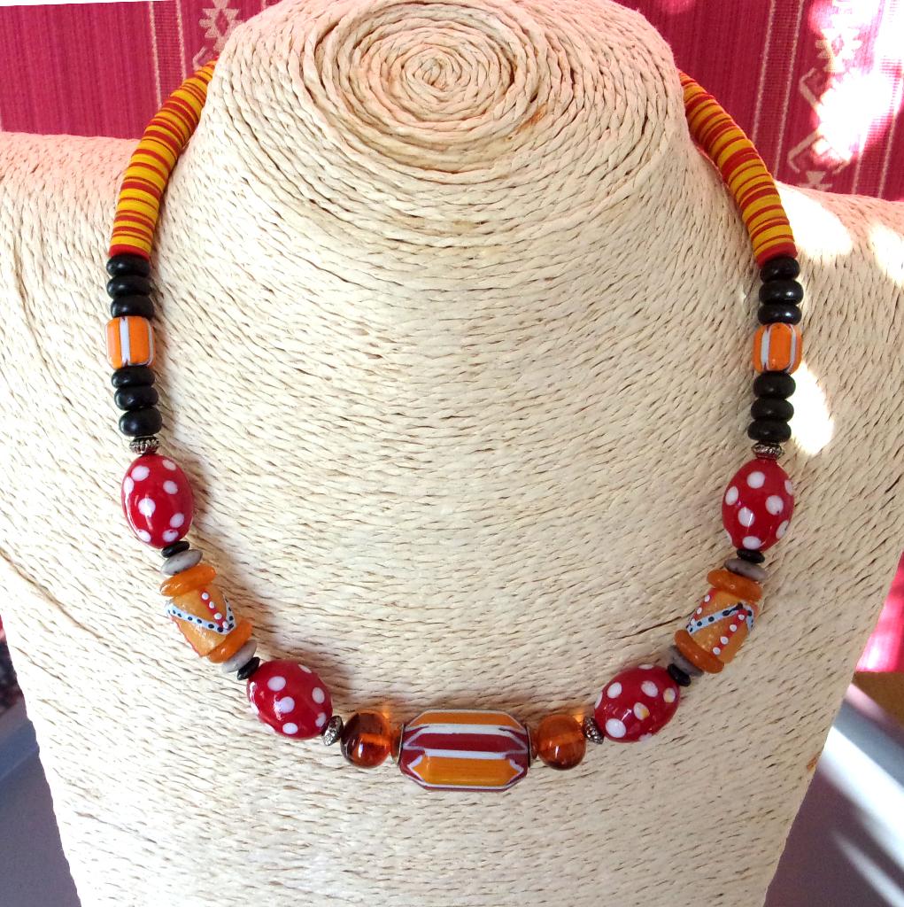 Collier africain orange et rouge femme en verre artisanal, Enlèvement ou Envoi, Neuf, Orange, Autres matériaux