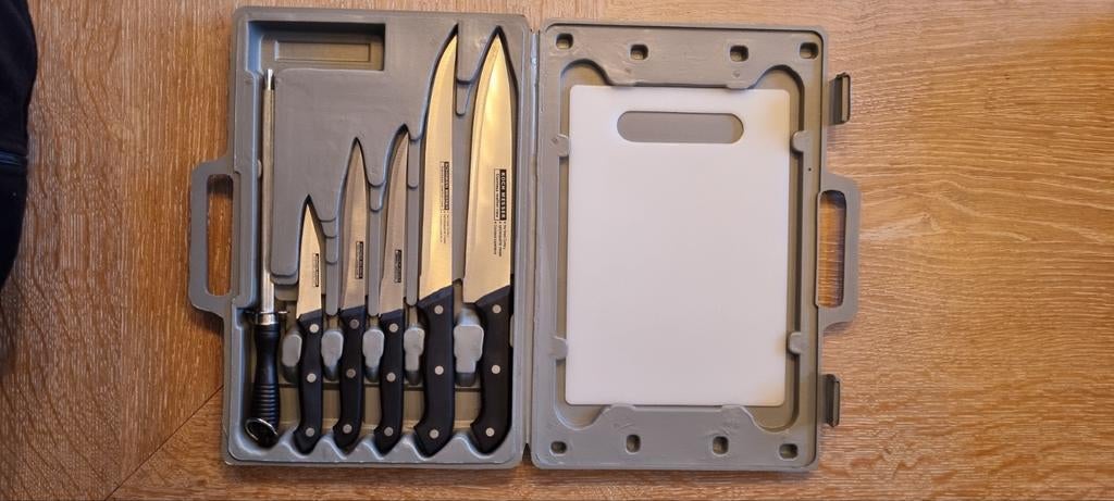 Nieuwe slagerskist bestaande uit 5 messen + 1 slijper + 1, Huis en Inrichting, Keuken | Bestek, Ophalen