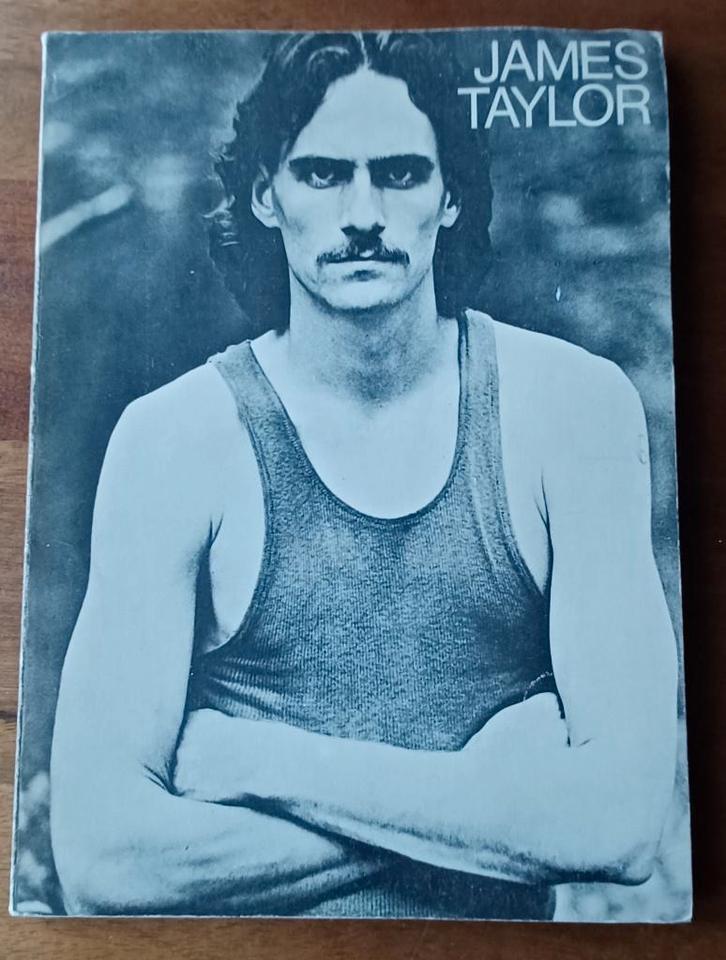 Boek // JAMES TAYLOR /1971 /146 blz// foto's + bladmuziek, Livres, Musique, Enlèvement ou Envoi