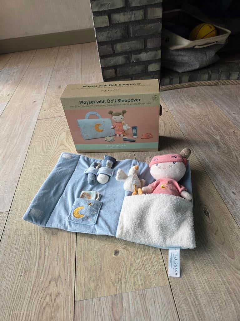 Soirée pyjama avec une petite poupée hollandaise, Enlèvement ou Envoi