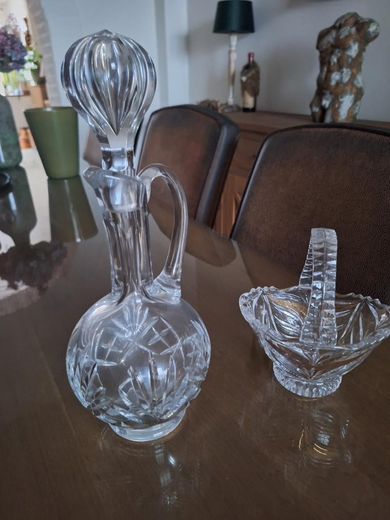 Glazen karaf en bonbonnière, Enlèvement