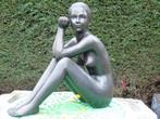 statue une femme nue assise 2 mains ensembles en bronze pat, Autres types, Autres matériaux, Enlèvement ou Envoi, Neuf