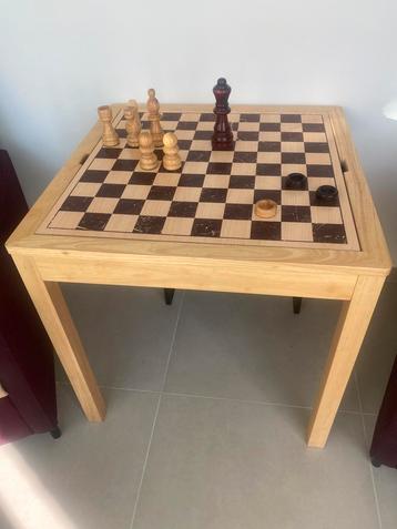 Grote schaak en damtafel beschikbaar voor biedingen