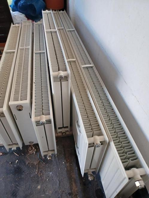 Radiator met ophangbeugels, Doe-het-zelf en Bouw, Verwarming en Radiatoren, Zo goed als nieuw, Radiator, 30 tot 80 cm, 150 cm of meer